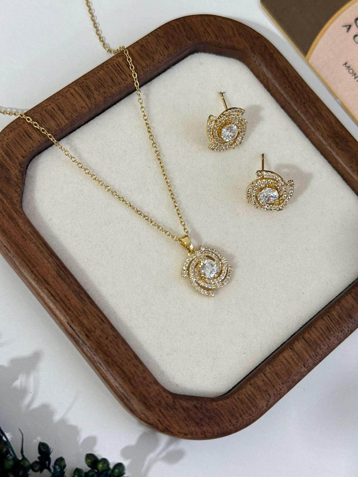 Ensemble en Acier Inoxydable – Collier & Boucles d’Oreilles