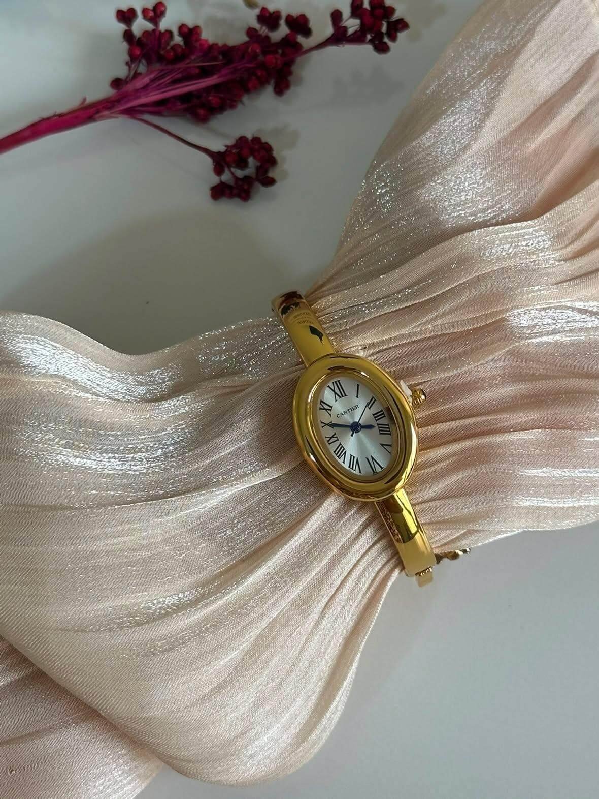 Montre Cartier Femme Dorée – Élégante et Raffinée