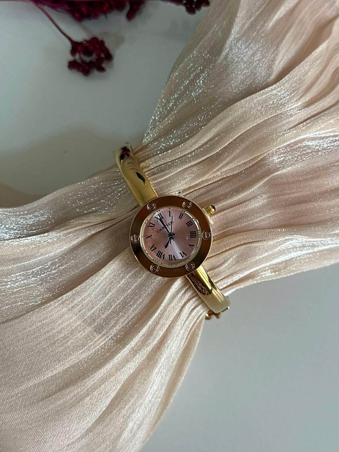Montre Cartier Femme Dorée – Élégante et Raffinée