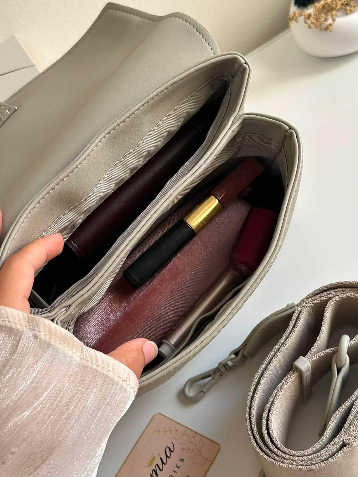 Sac à main gris élégant avec bandoulière – Image 2