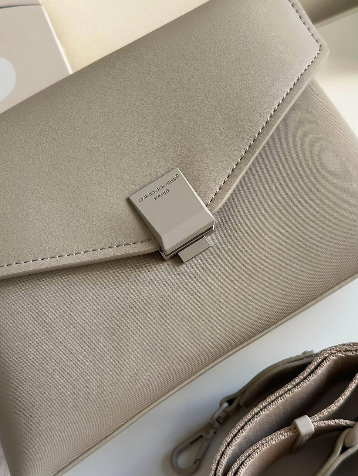 Sac à main gris élégant avec bandoulière